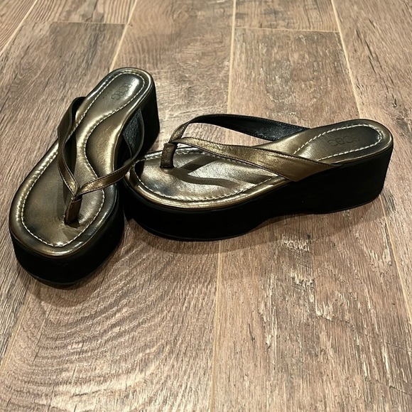 BCBG MaxAzria Woman’s Gold & Black Heeled Flip Flops - Picture 1 of 6